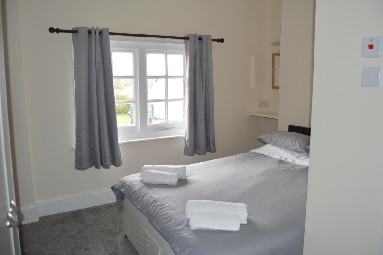 Отель The Rose & Crown Bulford Экстерьер фото