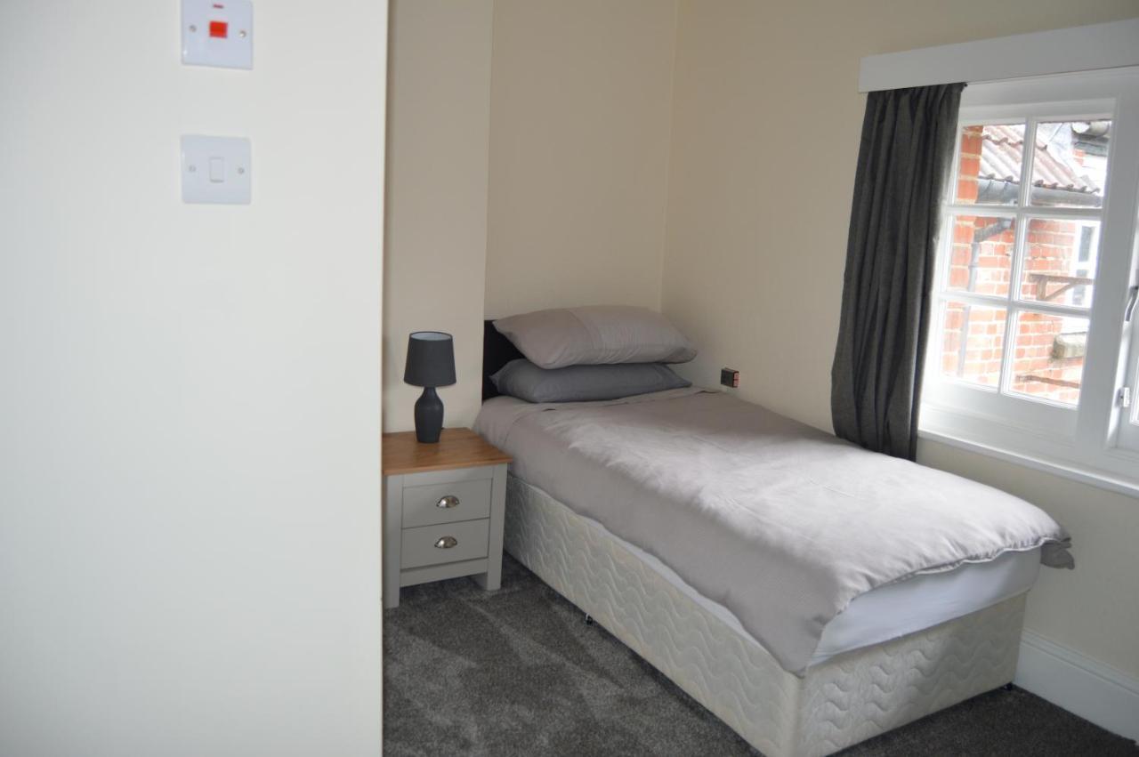 Отель The Rose & Crown Bulford Экстерьер фото