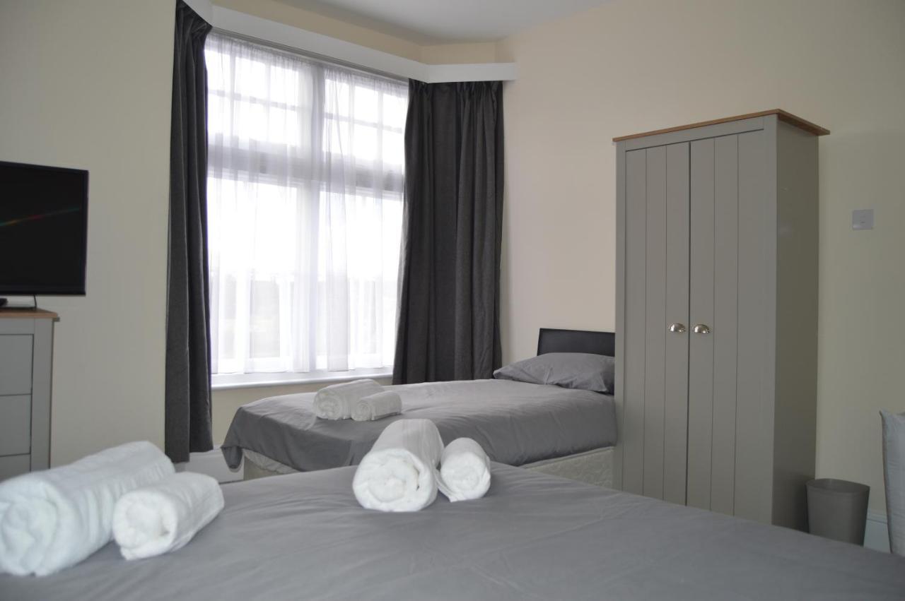 Отель The Rose & Crown Bulford Экстерьер фото